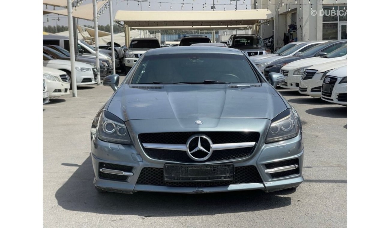Mercedes-Benz SLK 200 Std Model 2012, Gulf, Full Option, 4 cylinders, automatic transmission, JTRI, in excellent condition