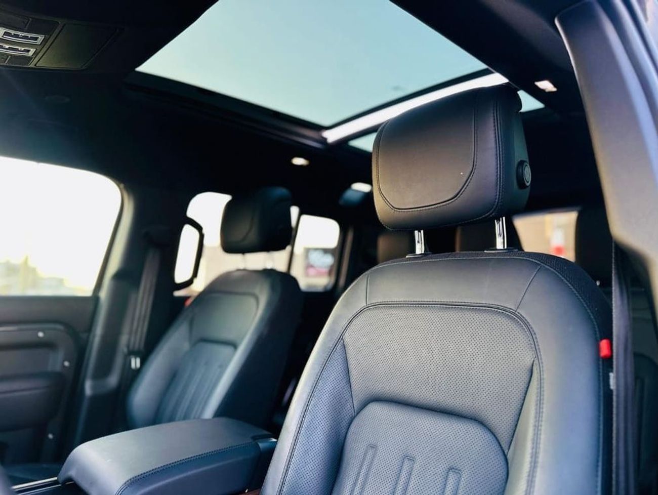 لاند روفر ديفندر 110 X P400 3.0L | Monthly AED 5950/- | 0% DP | Blindspot | Leather Interior | # 92966