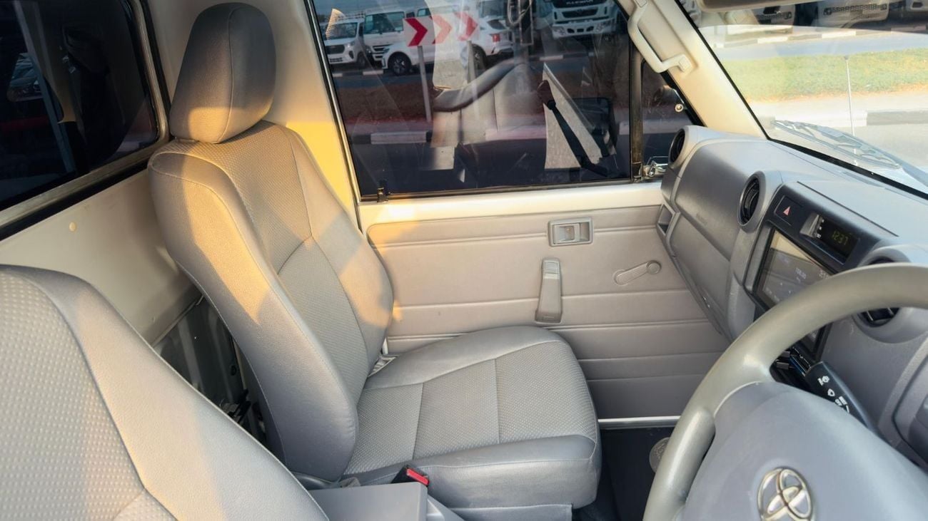 Toyota Land Cruiser Pick Up MANUAL TRANSMISSION | 4WD | SINGLE CAB | 4.5L DIESEL ENGINE | BULL BAR WITH FOCUSED LED LIGHTS