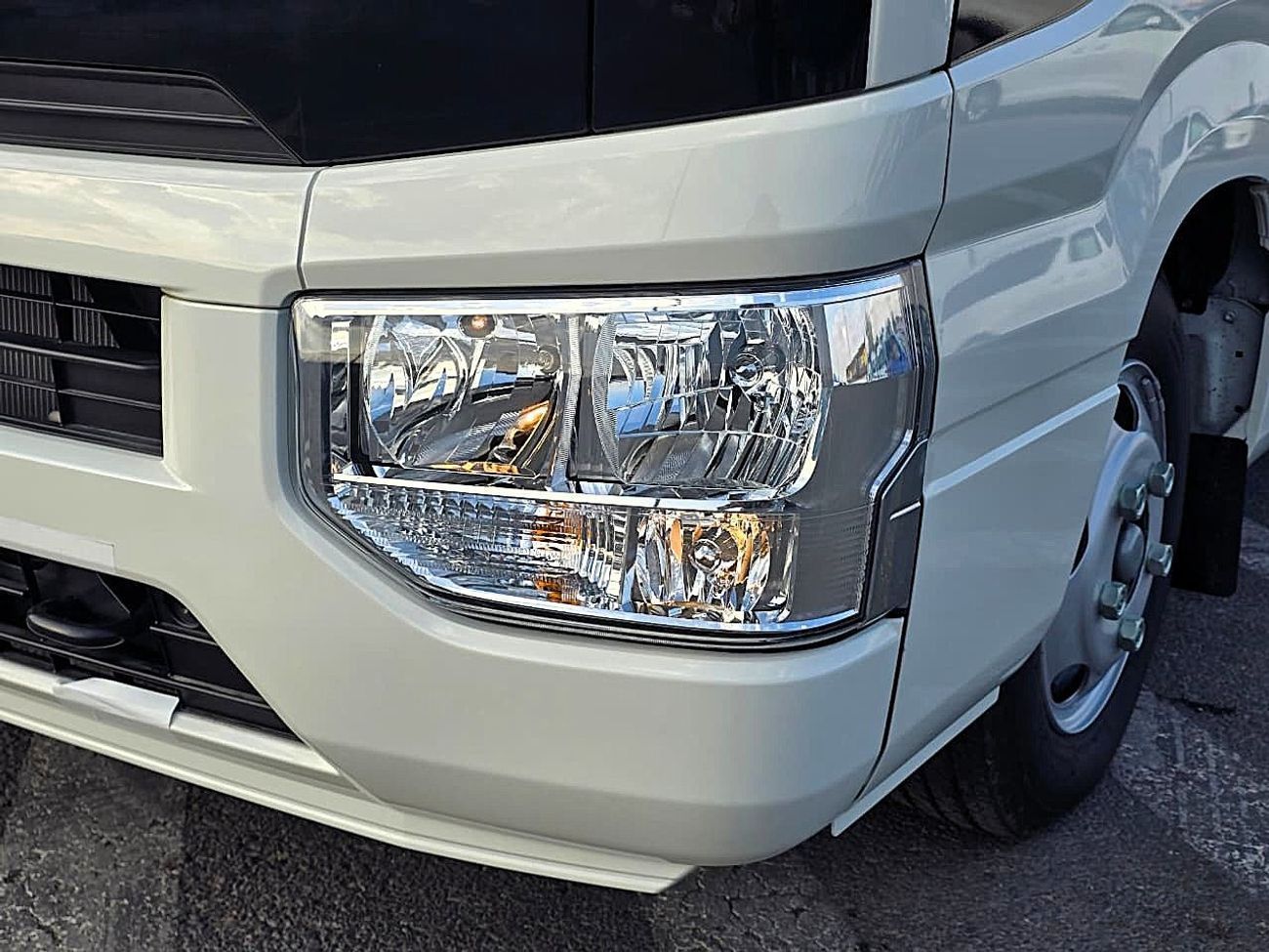 Toyota Coaster Toyota Coastor Vip 4.2l diesel M/T 22 seats with Electric Door and Cool Box White Color 2026 Model