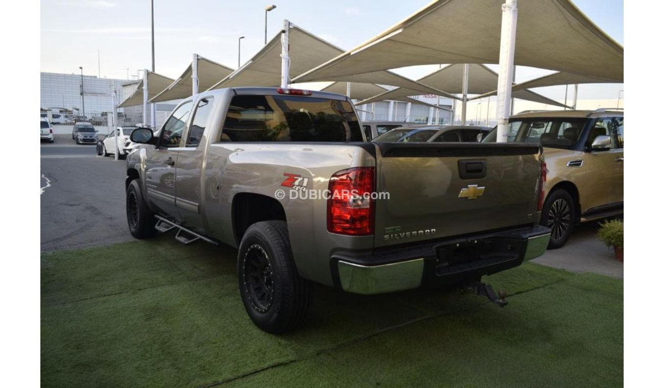Chevrolet Silverado Pickup model 2009 imported silver color, equipped with two side halves, tyote wheels, sensors cruise