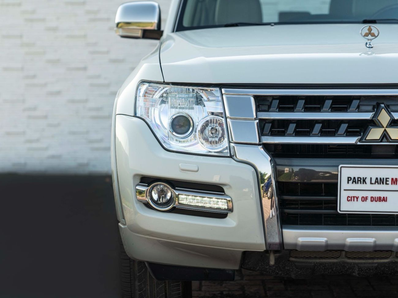ميتسوبيشي باجيرو AED 1,415 PM • 3.8L PAJERO GLS TOP • ONLY 60,000 KMS • GOLD EMBLEM PACKAGE WITH RHINO ROOF-RACK