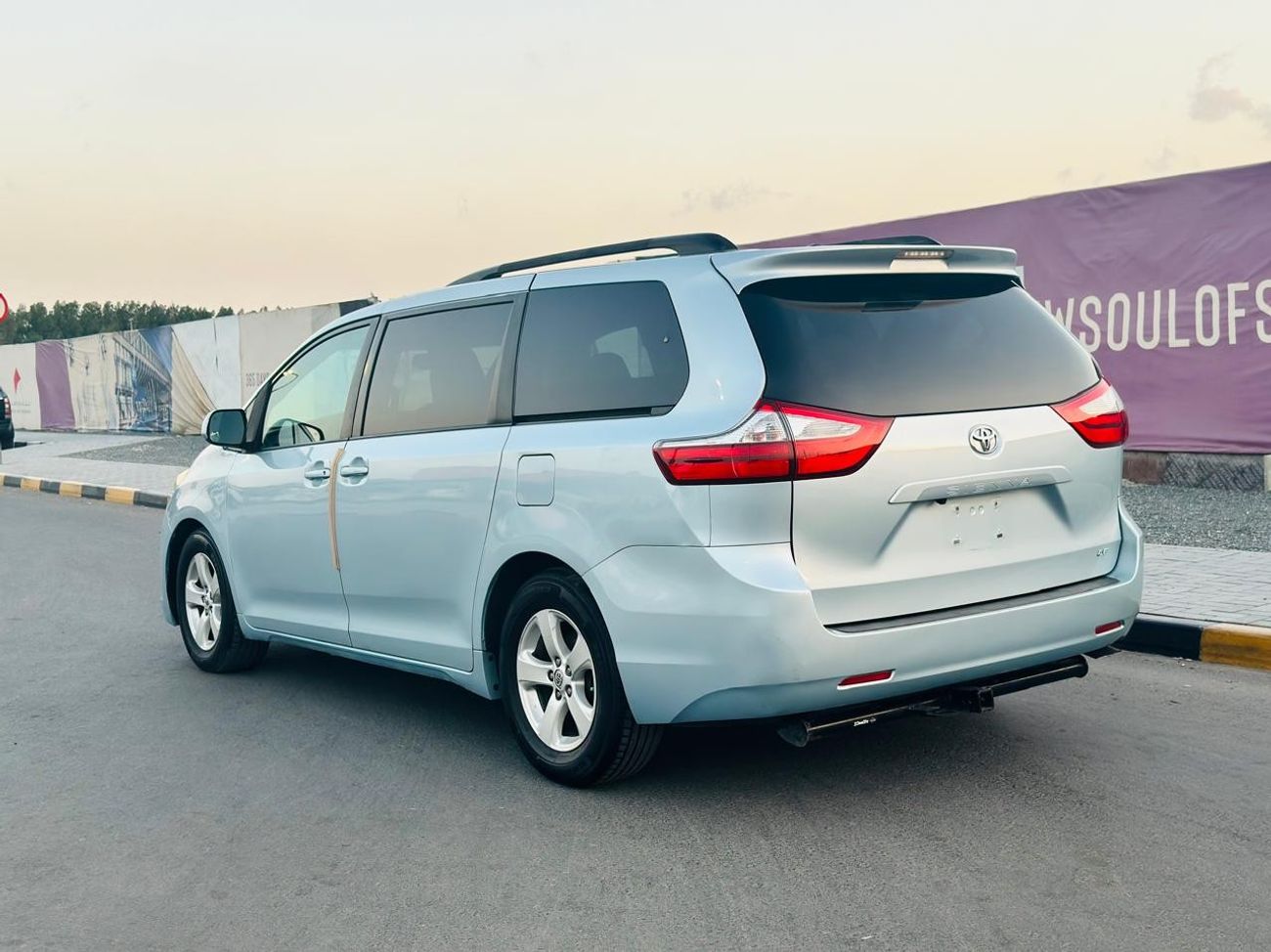 تويوتا سيينا LE