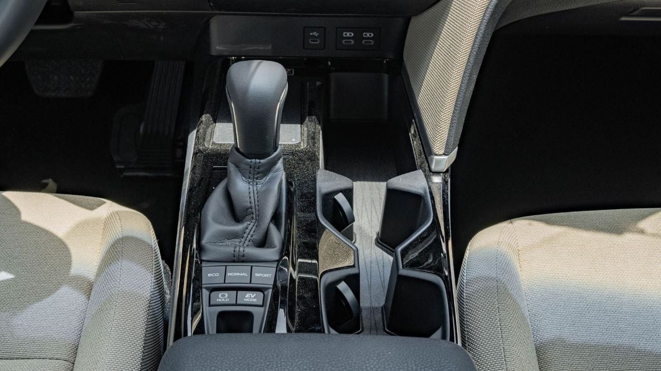 Toyota Camry 2025 Toyota Camry LE 2.5L AT Hybrid (White)