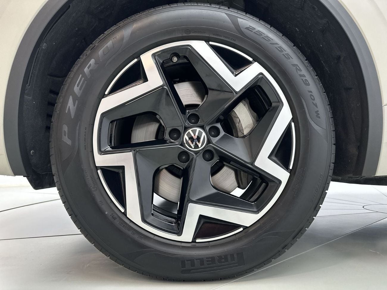 فولكس واجن طوارق Touareg Elegance + With Camera 3L (REF#02757) - 44,100 AED SAVINGS from New Car
