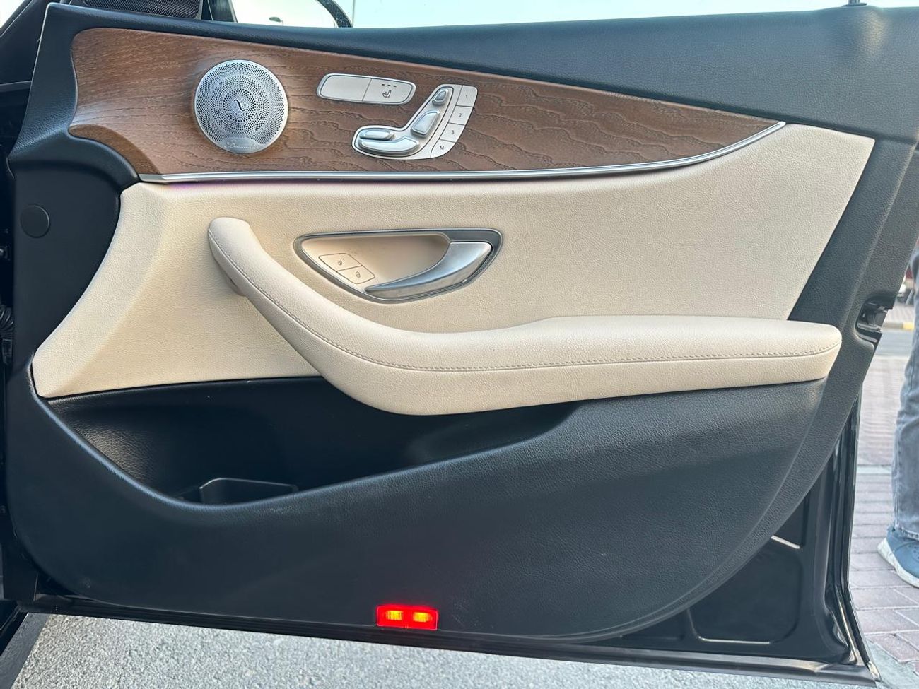 مرسيدس بنز E300 Mercedes E300 _American_2019_Excellent Condition _Full option