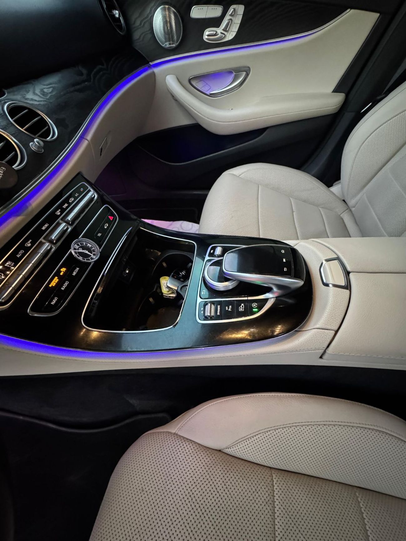 Mercedes-Benz E300 Premium 2.0L