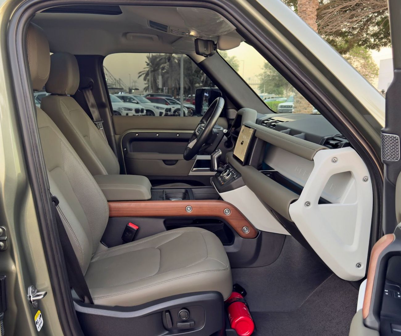 Land Rover Defender P300 110 2.0L (5 Seater) 2024 Land Rover Defender SE P300 (D110), Dealer Warranty, GCC Specification