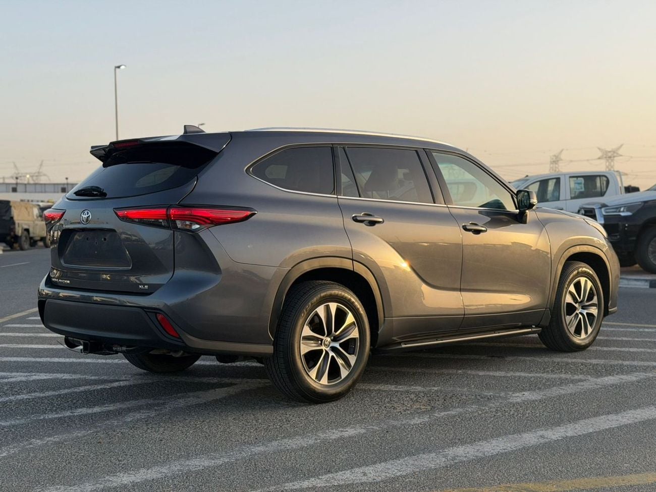 Toyota Highlander 2020 Toyota Highlander XLE Full Option 3.5L V6  - SunRoof - Full Radar System - 7 Seater -Push Start