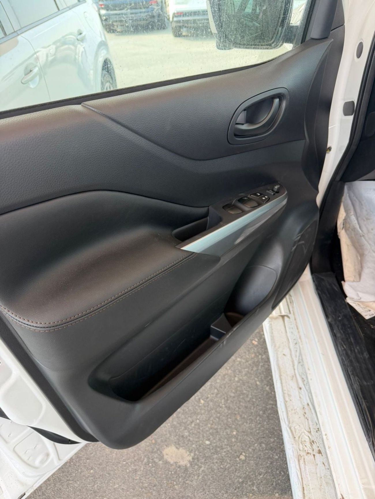 نيسان نافارا Std 2.5L 4WD M/T Nissan Navara 2.5L 4WD M/T