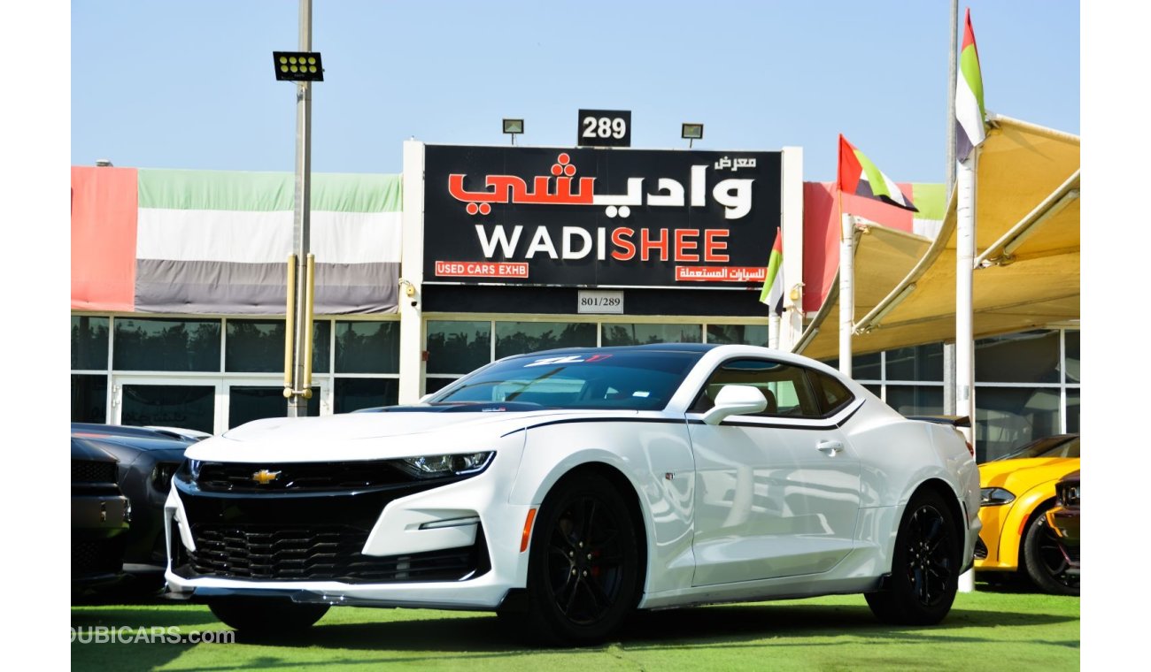 Chevrolet Camaro The cylinders (4 cylinders) have a capacity of 2.0 liters with a turbocharger to generate 275 horsep