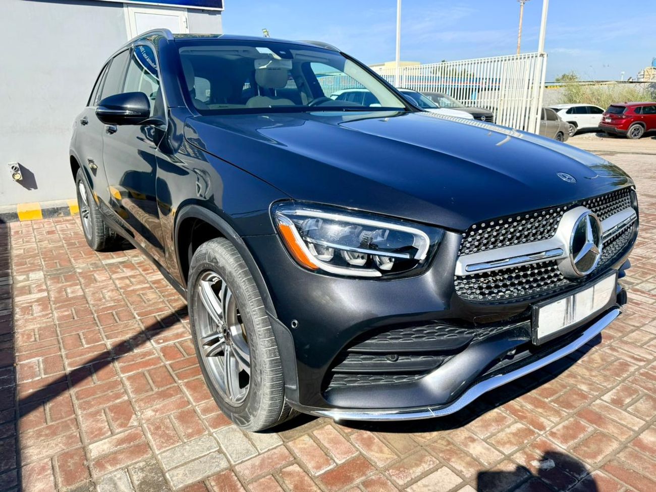 مرسيدس بنز GLC 300 2020 Mercedes benz GLC C300 4matic 4x4 full option Panoramic roof. 360 cameras. Auto parking etc