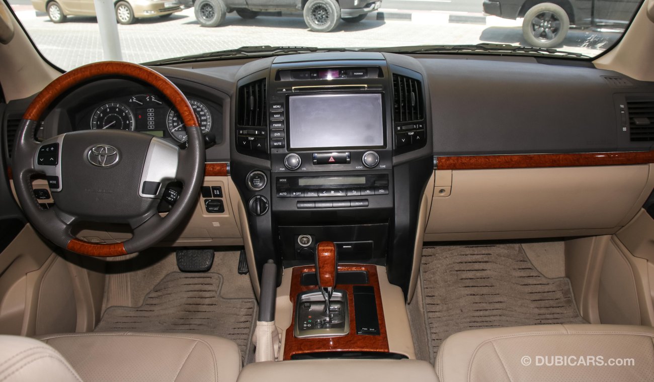 Toyota Land Cruiser GXR V8