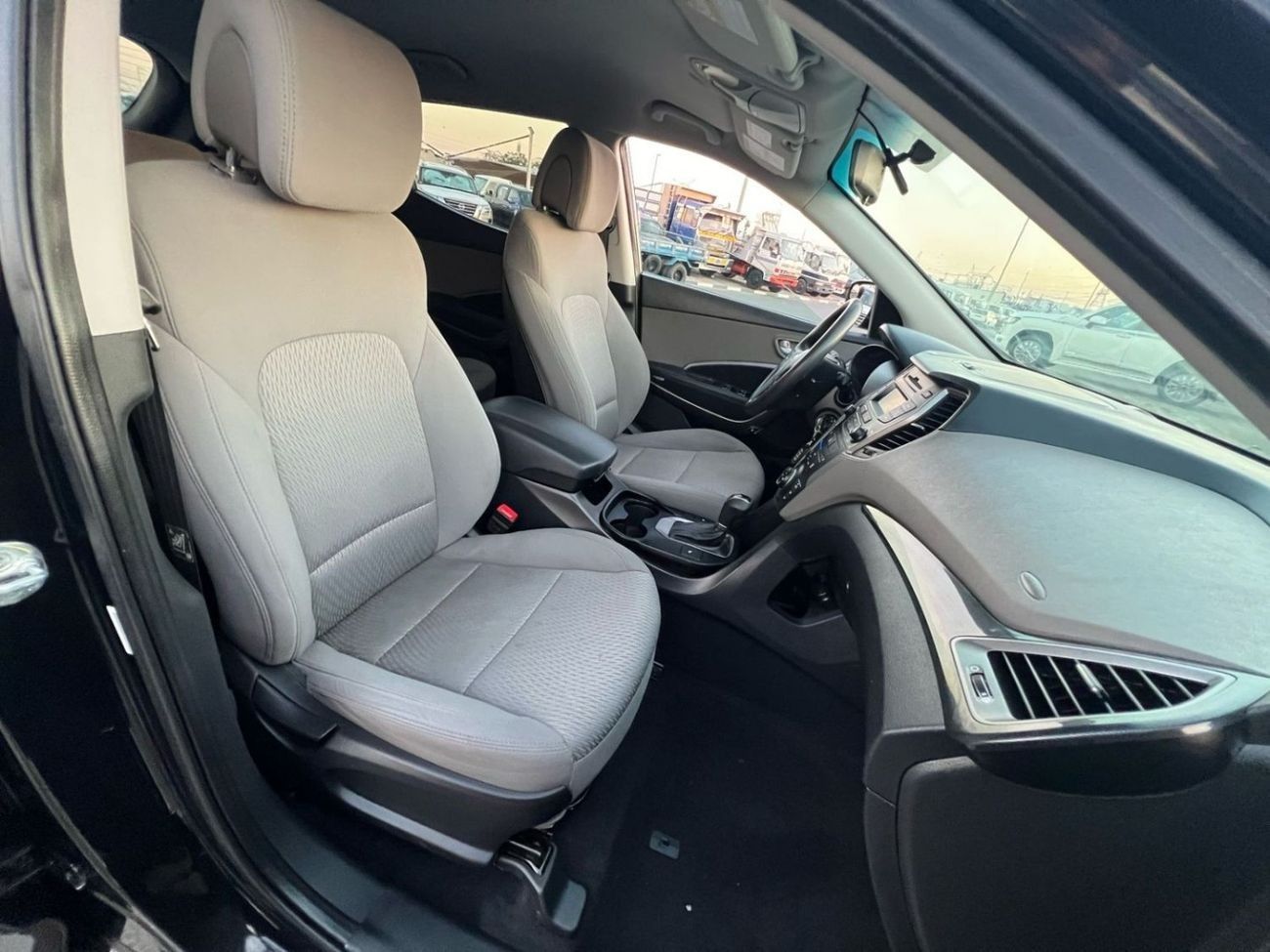 Hyundai Santa Fe 2015 Hyundai Santa Fe - 2.4L V4 - Accident Free - Clean Car  - Canadian Spec