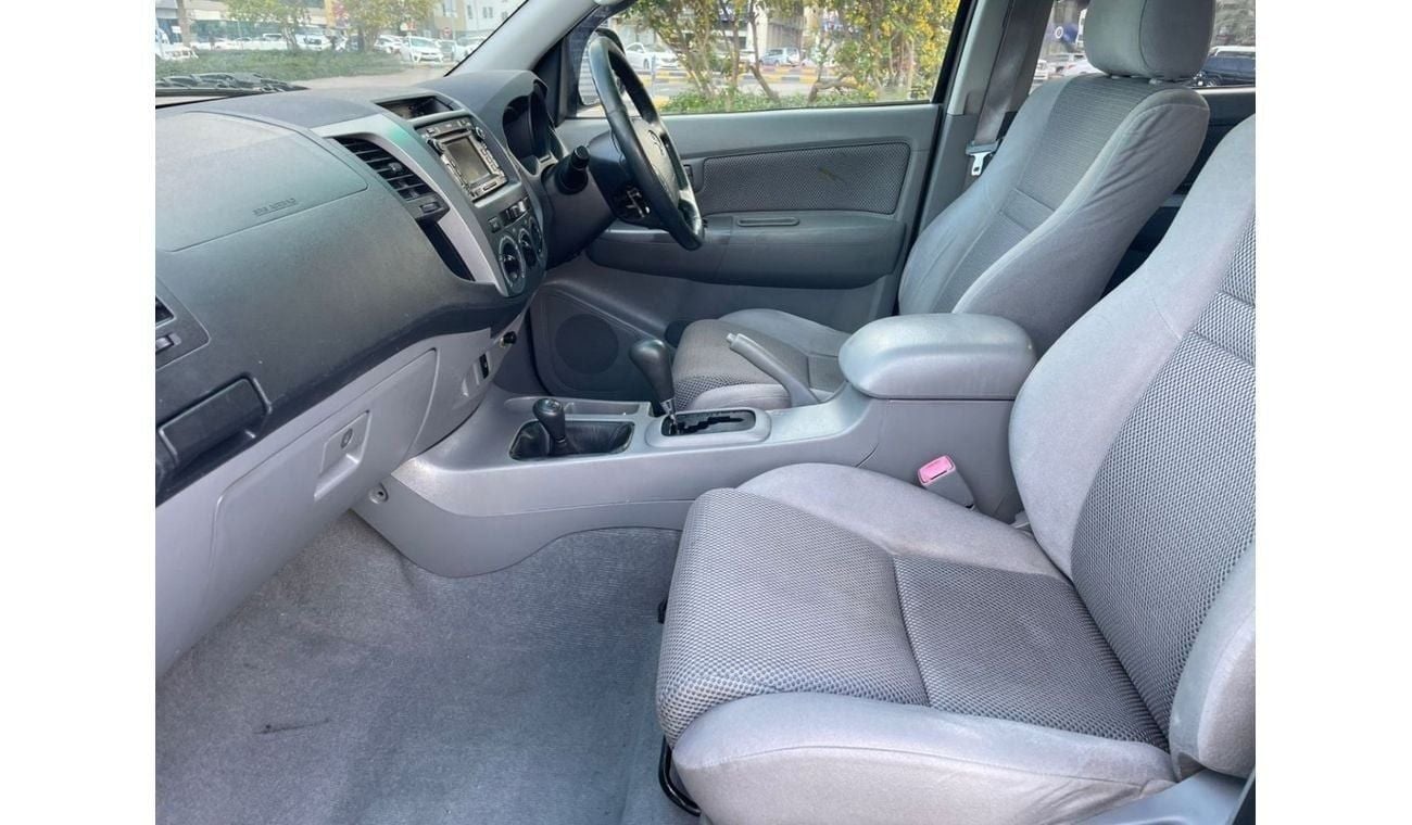 تويوتا هيلوكس diesel 3.0 liter automatic right hand drive