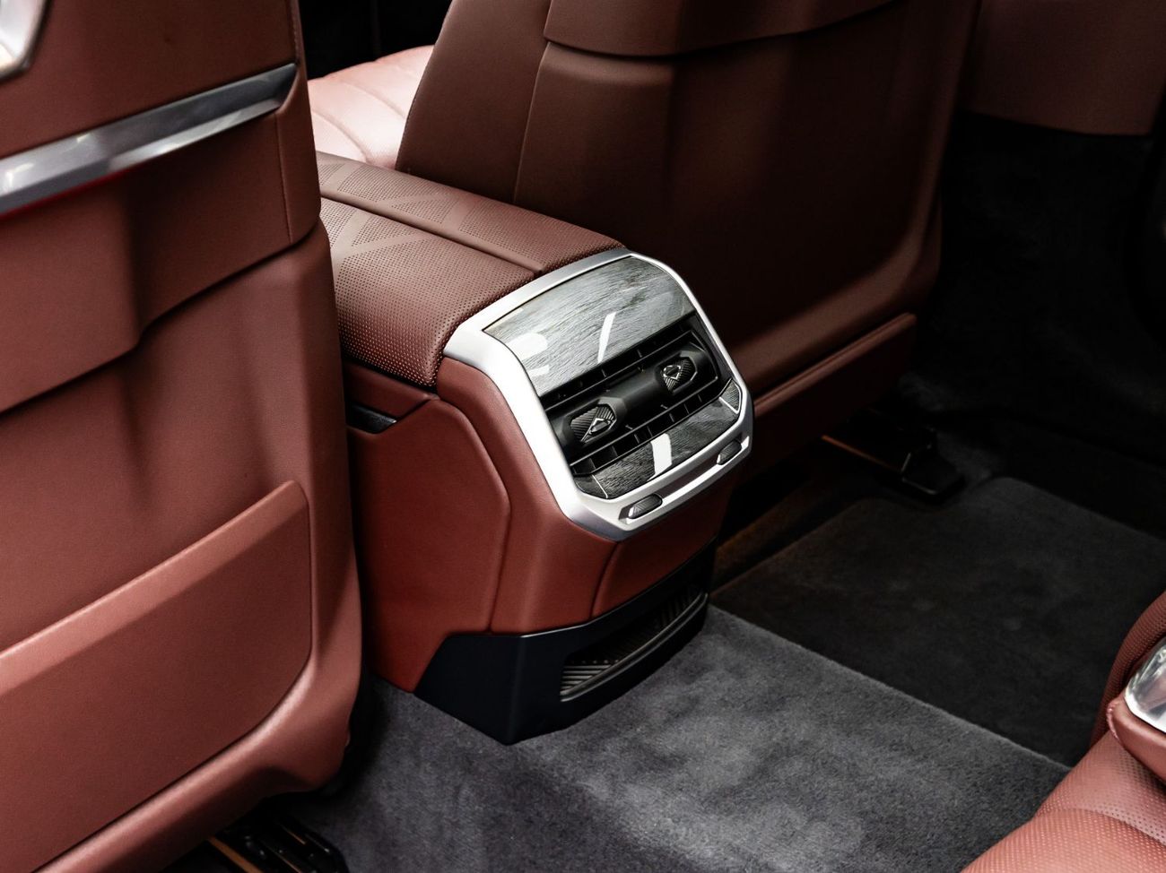 بي أم دبليو 735i 2024 BMW 735i, August 2029 BMW Warranty + Service Contract, Low KM's, GCC