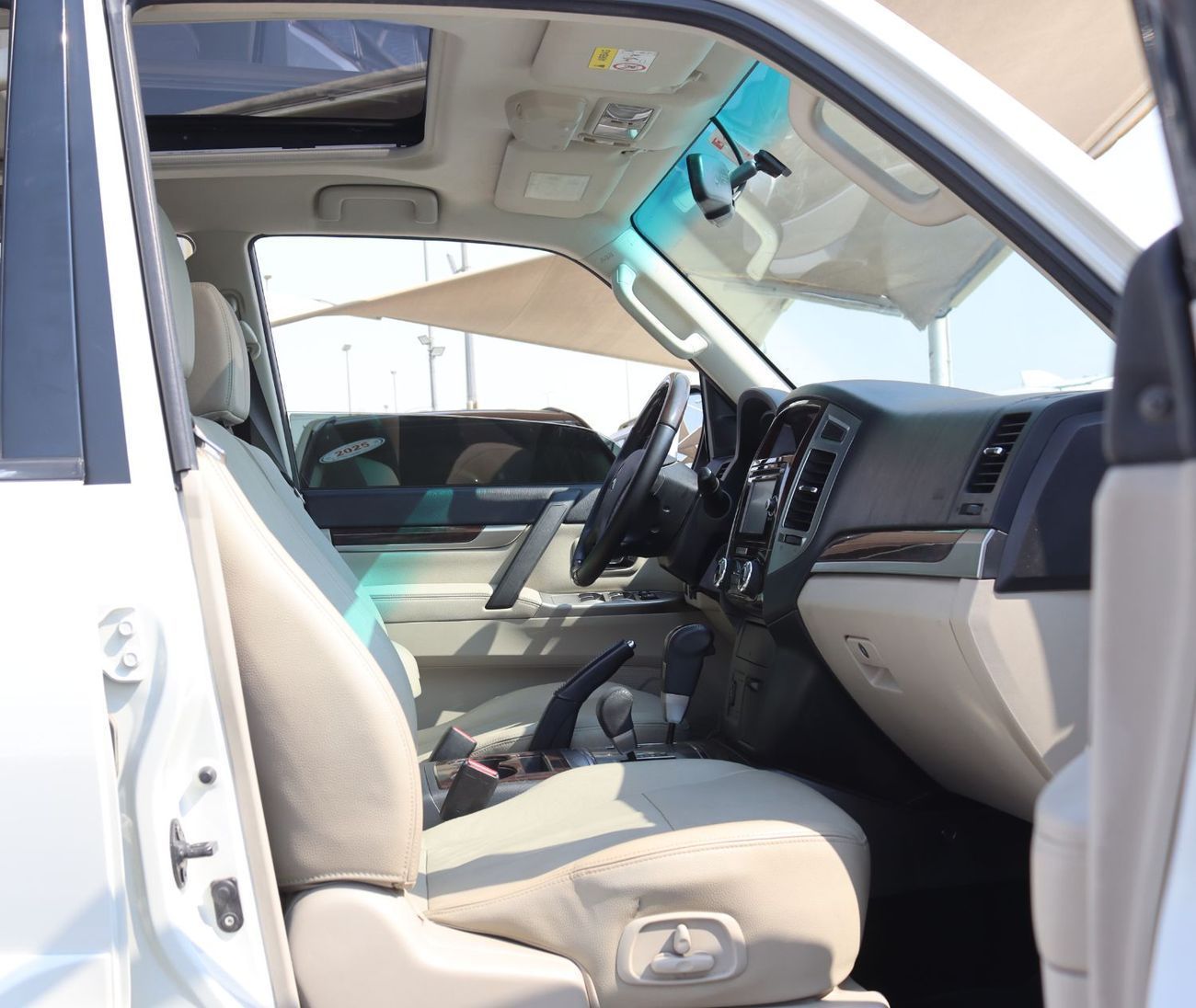 Mitsubishi Pajero GLS Highline Top 3.8L Mitsubishi Pajero 2018 GCC, accident-free, 3.8L (6) cylinder engine, 7 seats -