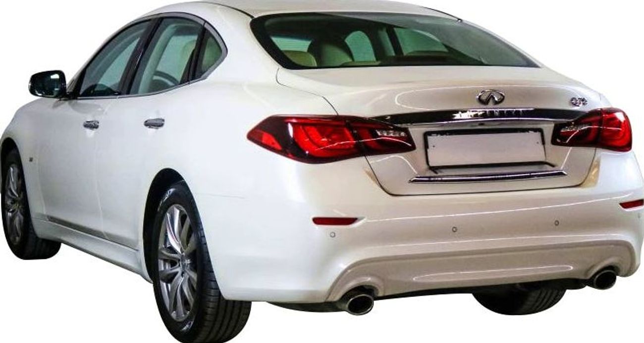 Infiniti Q70 LUXE 3.7L With 3 Years or 100,000KM GCC Warranty!!