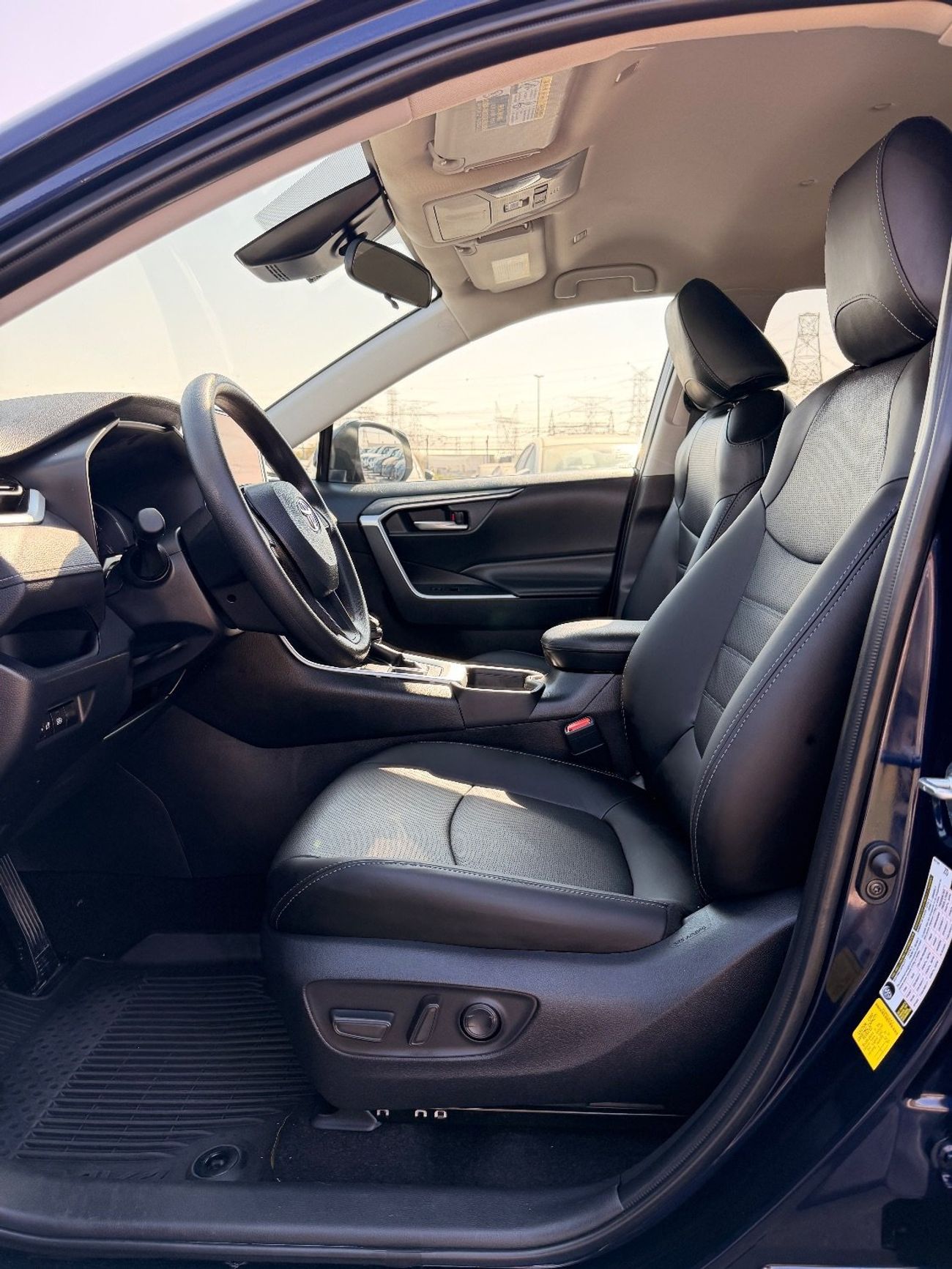 Toyota RAV4 XLE 2.5 L AWD leather seats, push start 2024