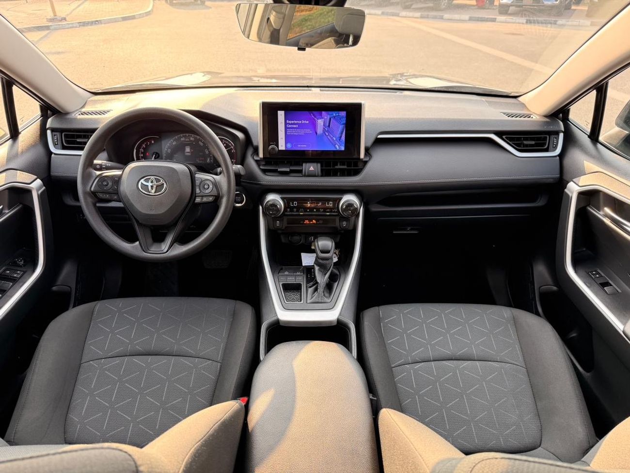 تويوتا راف ٤ XLE 2.5 L | Sunroof, push start 2024 model