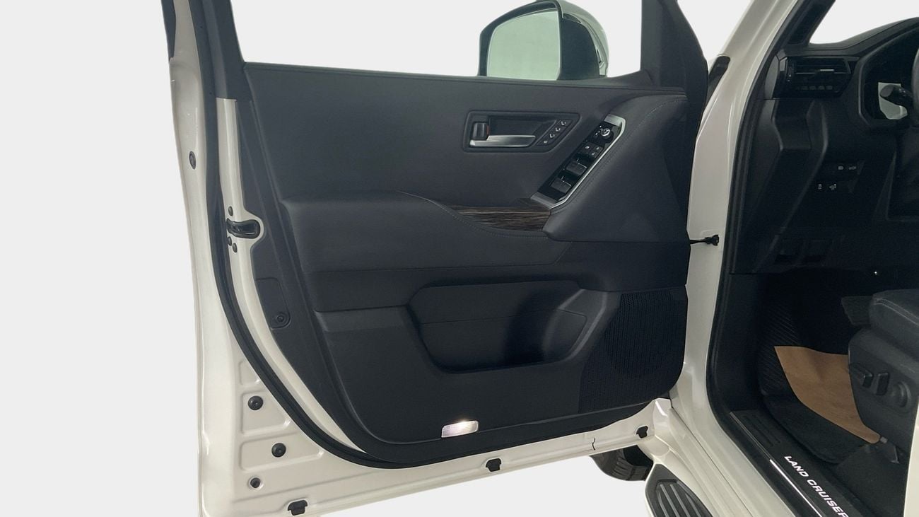 تويوتا لاند كروزر VXR | upto AED 20,000 Ramadan Discount | شامل الضمان | 0 ﺪﻔﻋﺓ ﺃﻮﻟﻯ