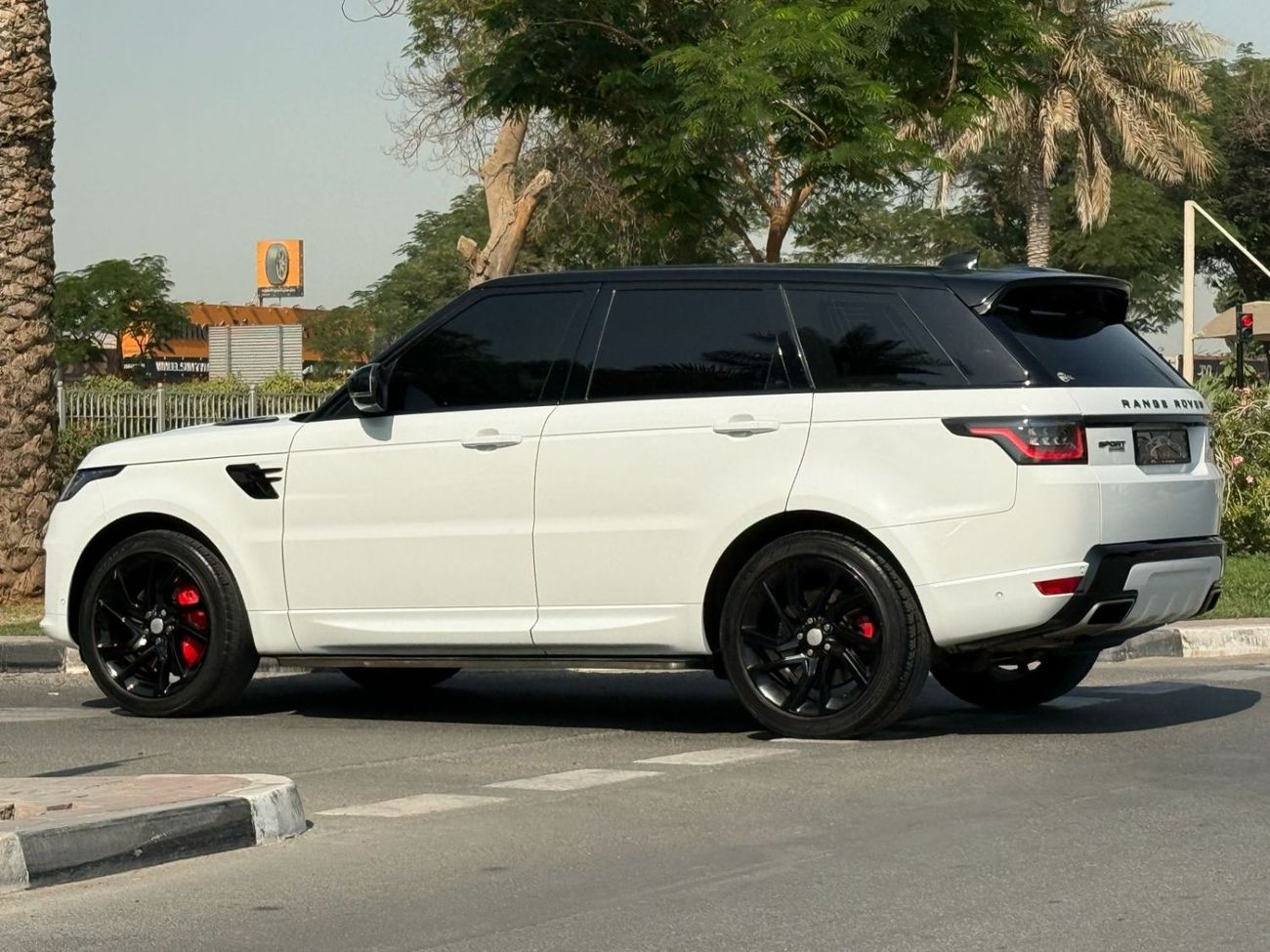Land Rover Range Rover Sport HSE Dynamic 3.0L RANGE ROVER HSE DYNAMIC 2018 GCC V6 SUPERCHARGED SERVICE HISTORY FULL OPTIONS