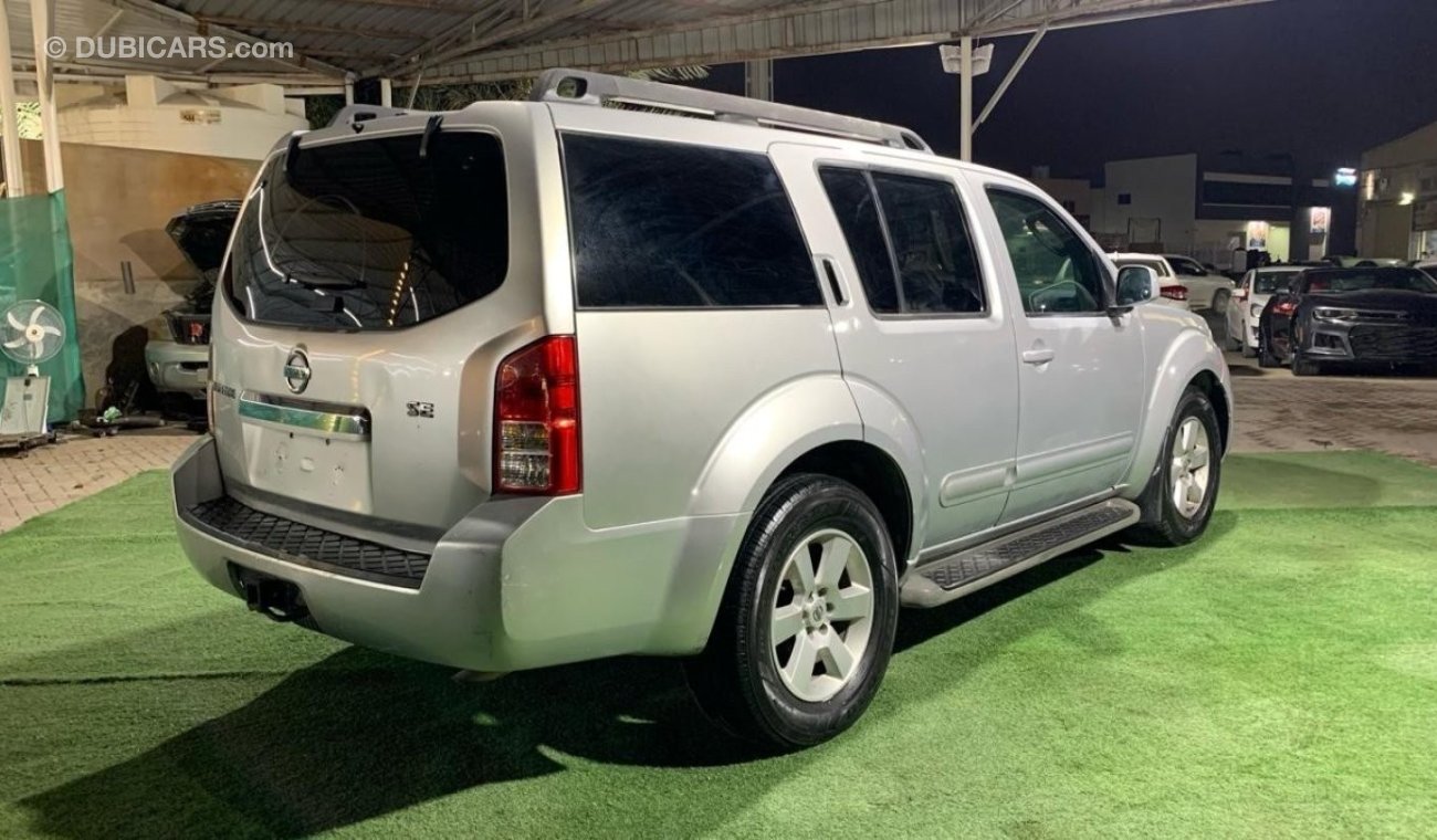 Nissan Pathfinder very clean american