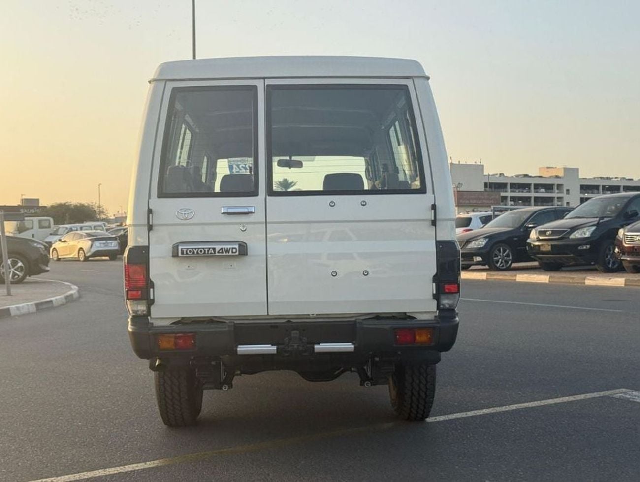Toyota Land Cruiser 70 LC76 LX EXPORT ONLY - LC 78- 2.8L - DIESEL - AUTOMATIC