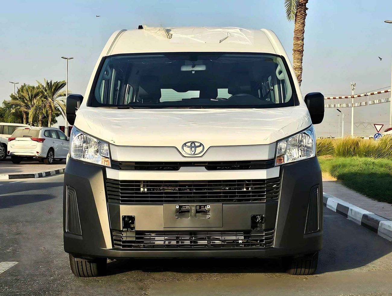 Toyota Hiace / 2.8L M/T / PASSENGER, HIGHROOF, DIESEL, DX, BLACK BUMPER / Code#68059