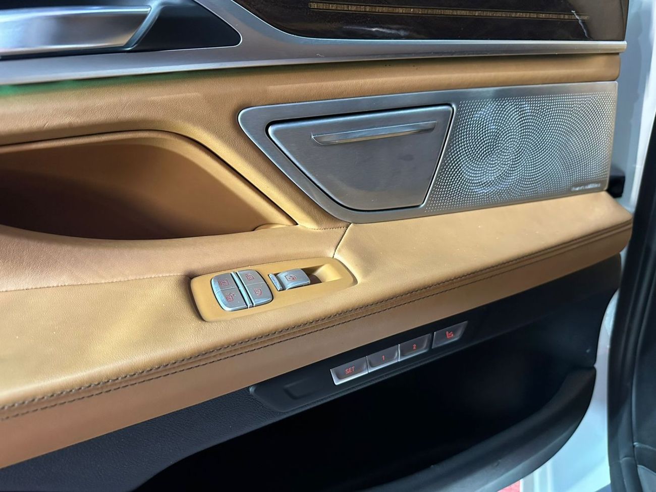 بي أم دبليو 750Li Luxury 4.4L (443 HP)