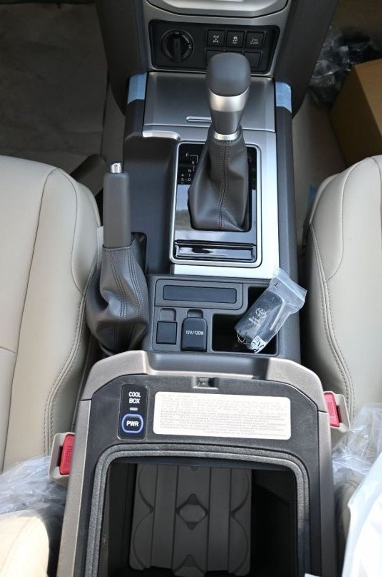 تويوتا برادو تويوتا لاندكروزر برادو 4.0 لتر TX.L بنزين ، دفع رباعي ، 5 أبواب ، مثبت سرعة ، فتحة سقف ، مقاعد كهربا