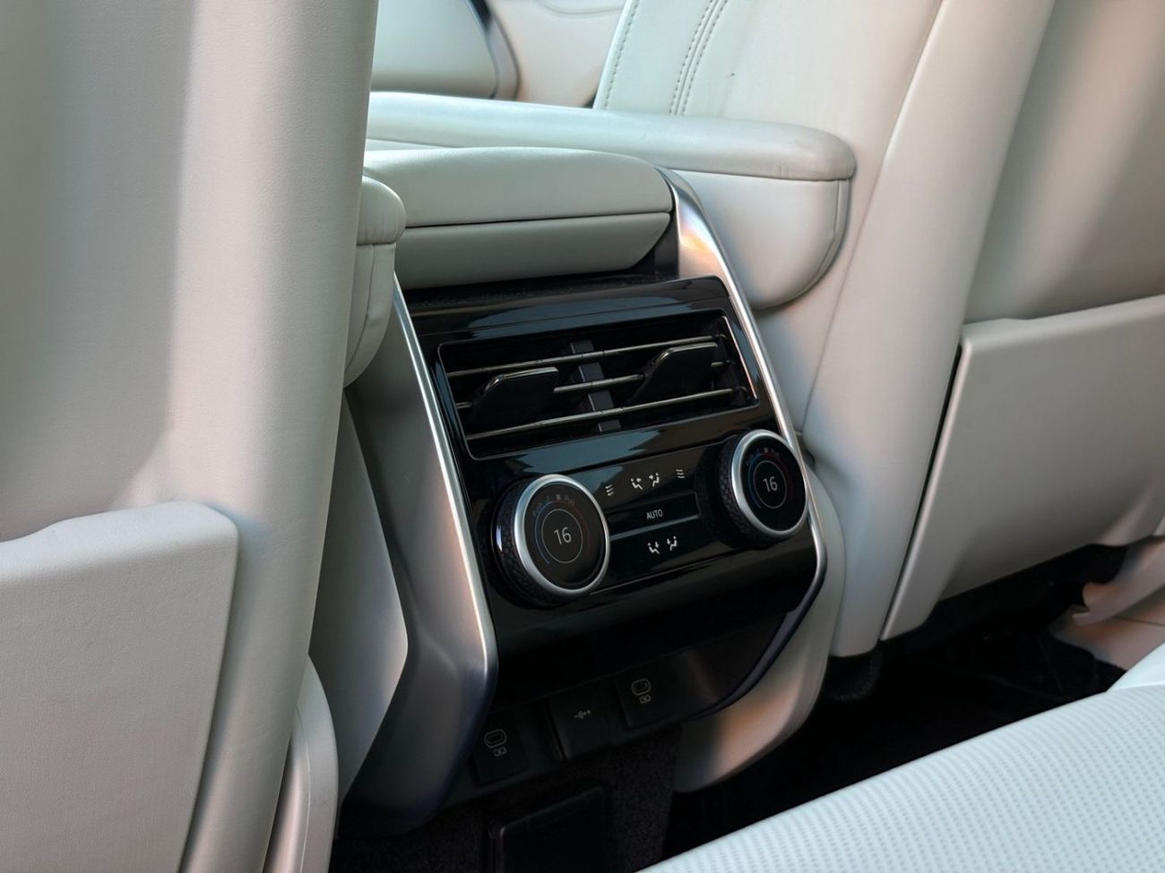 Land Rover Range Rover HSE P530 AED 8,400 P.M | 0% DOWN PAYMENT | RANGE ROVER VOGUE SE P530 | 4.4L TWIN-TURBO V8 – 523 HP |