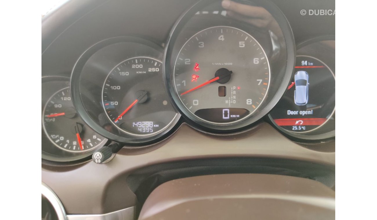 Porsche Cayenne 2013 model full options GCC specs service history available