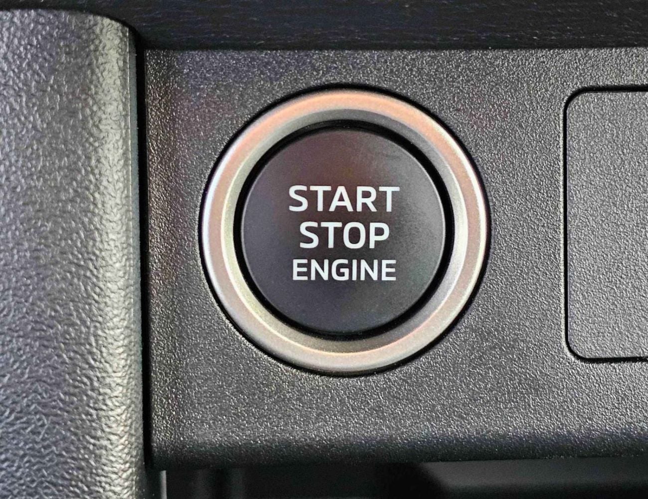 Mitsubishi L200 SPORTERO || 2.4L DIESEL V4 A/T / PUSH START / LEATHER WITH DRIVER PWR SEAT / REAR CAMERA (CODE # SPT