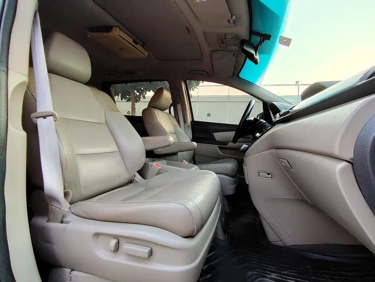 هوندا اوديسي J LX | GCC Specs | Well Maintained Full Option Van With Rear Entertainment