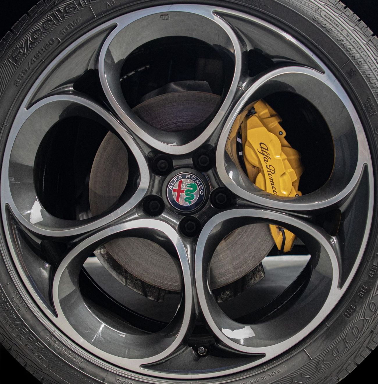 Alfa Romeo Stelvio Super 2.0L 1,650x60 • 20% DP • 2020 Alfa Romeo Stelvio Q4 • Warranty Available • GCC •