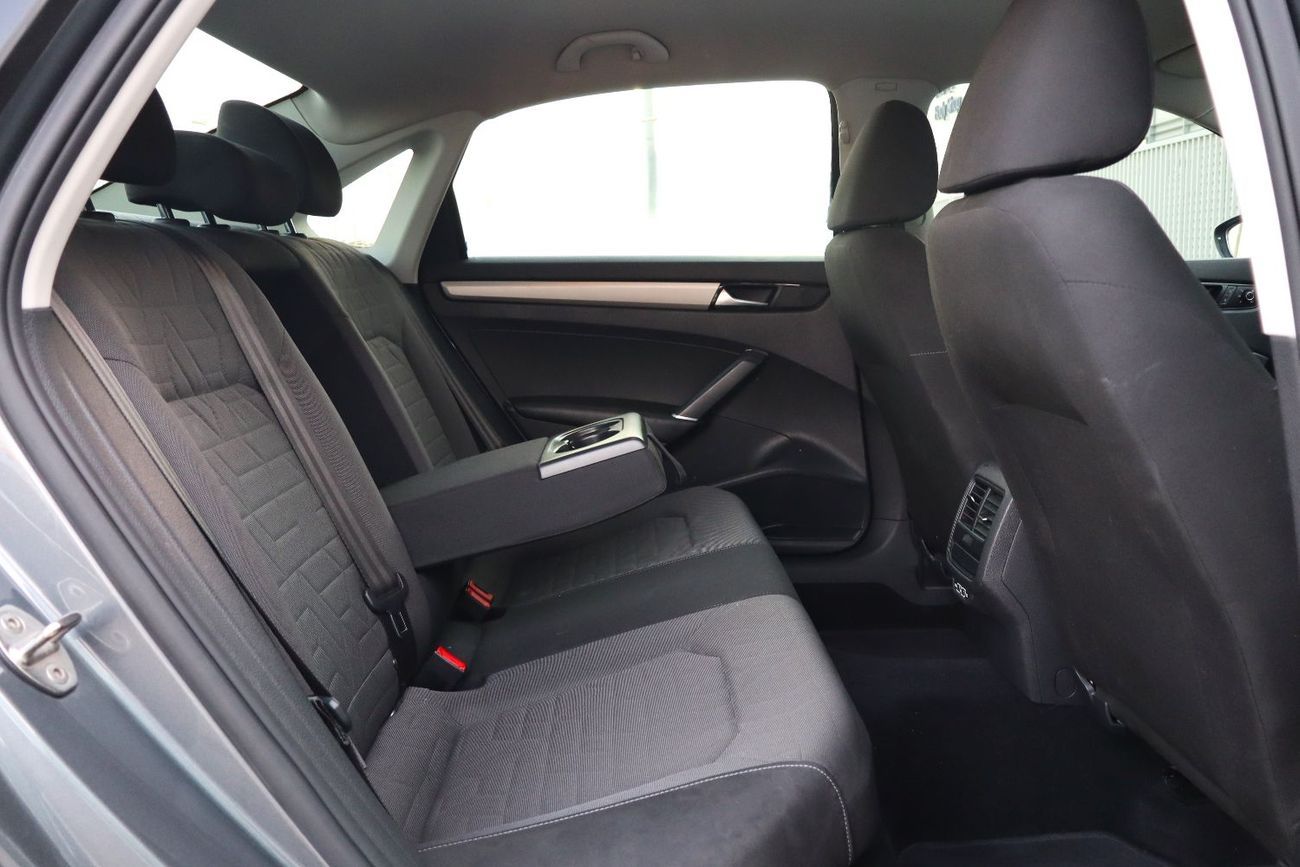 Volkswagen Passat S 2.5L