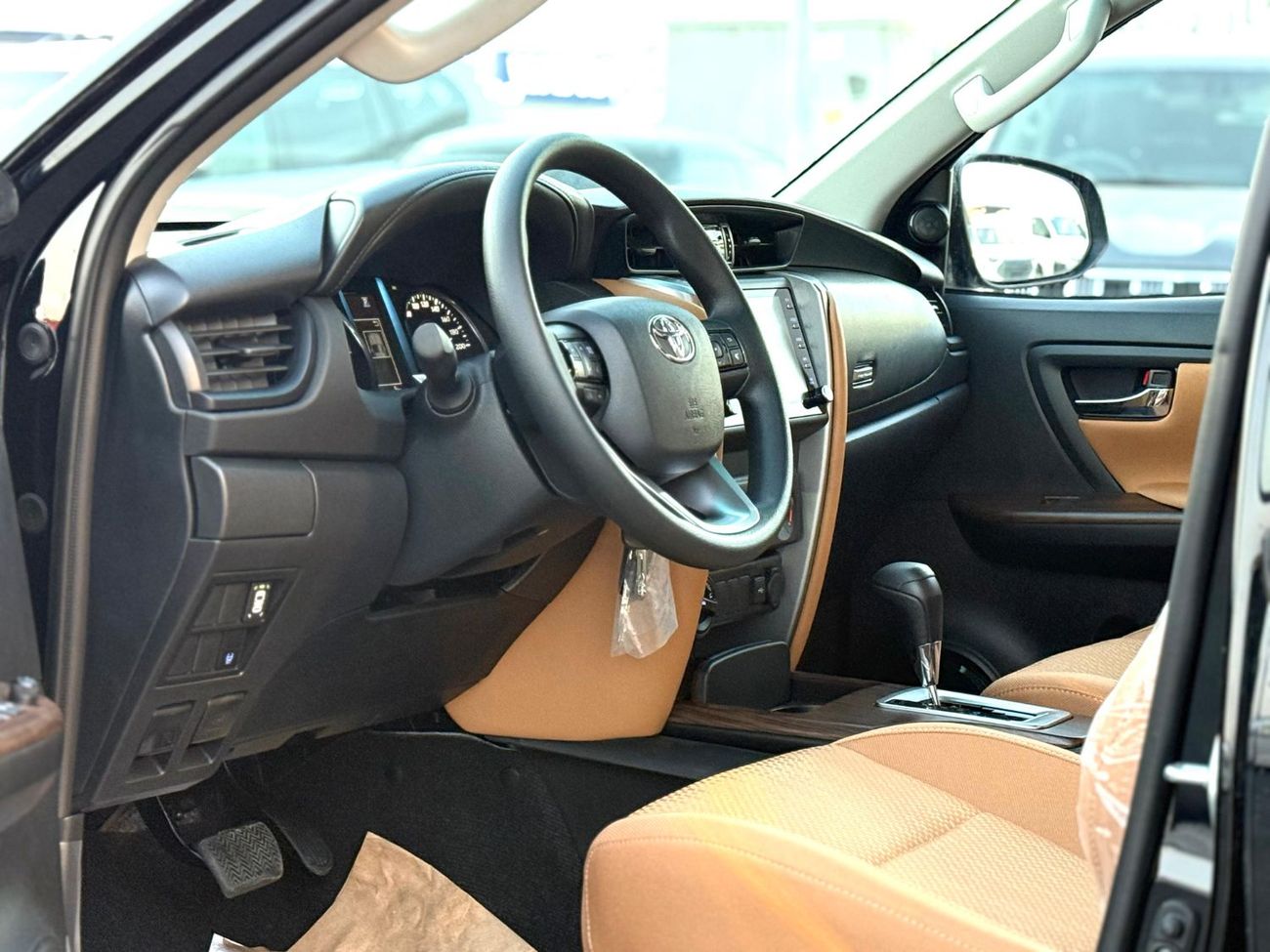 تويوتا فورتونر Toyota Fortuner 2026 Model 2.7 v4 petrol Engine Colour Black Transmission Automatic Interior. Tun 7s