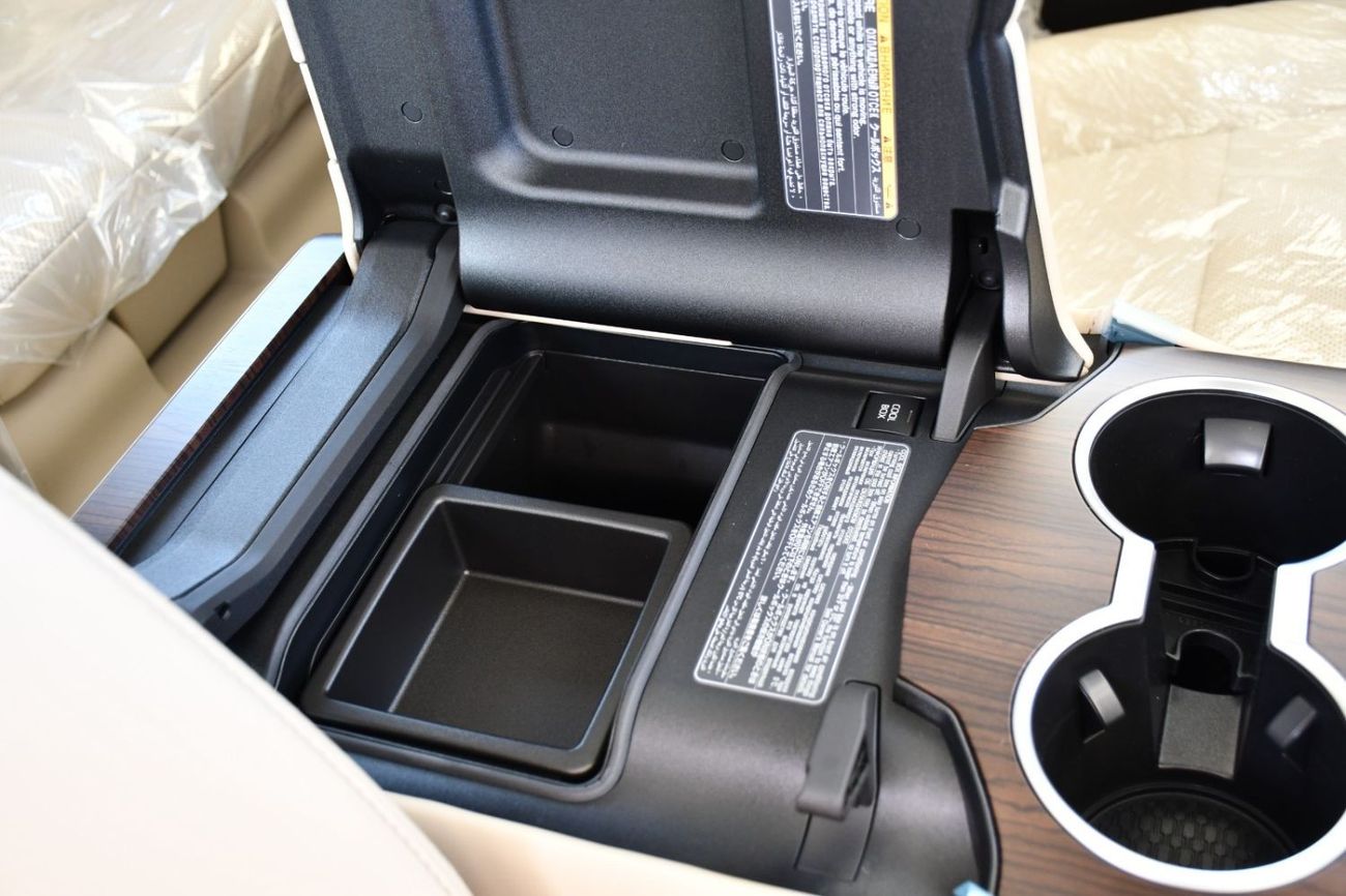 Toyota Land Cruiser Land Cruiser GXR 2024 whie/beige