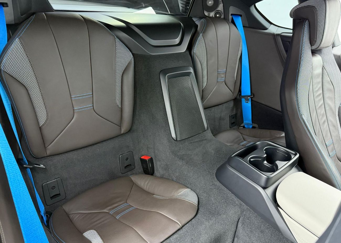 بي أم دبليو i8 Plug-In Hybrid 1.5L 2015 BMW i8, Full BMW Service History, Fully Loaded, Very Low Km, Excellent Cond