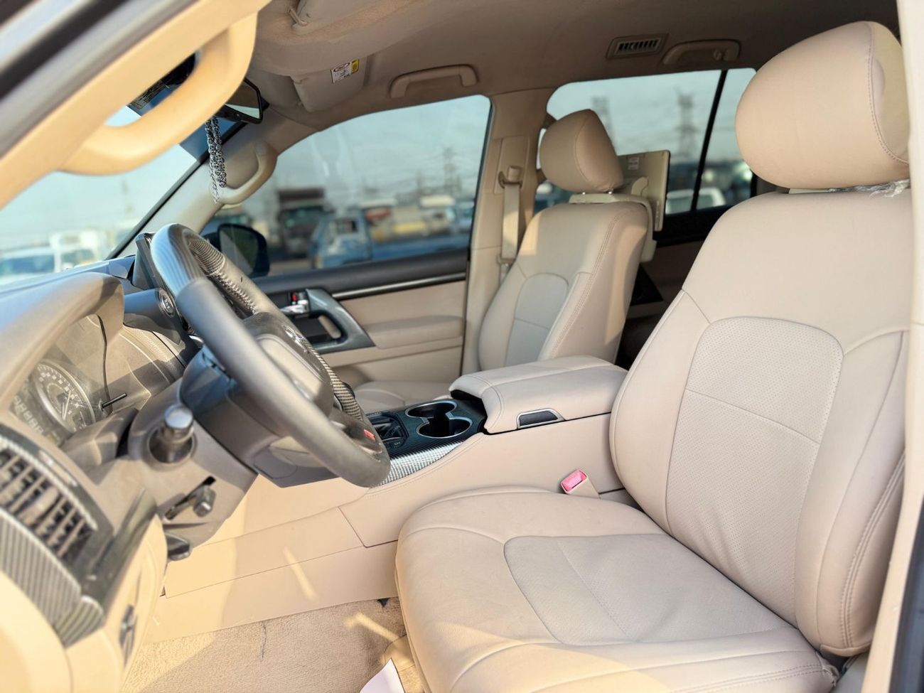 Toyota Land Cruiser Toyota Landcruiser Lc200,2015 grey colour and biegie interior ,Gcc specs LHD petrol engine..8seaters