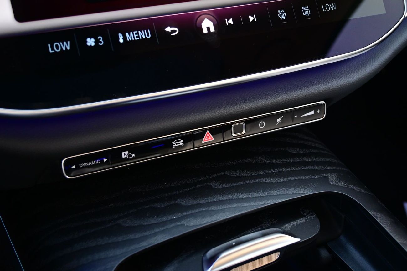 Mercedes-Benz E200 Mercedes-Benz E200 2.0L Turbo + Mild Hybrid Color Black Model 2025