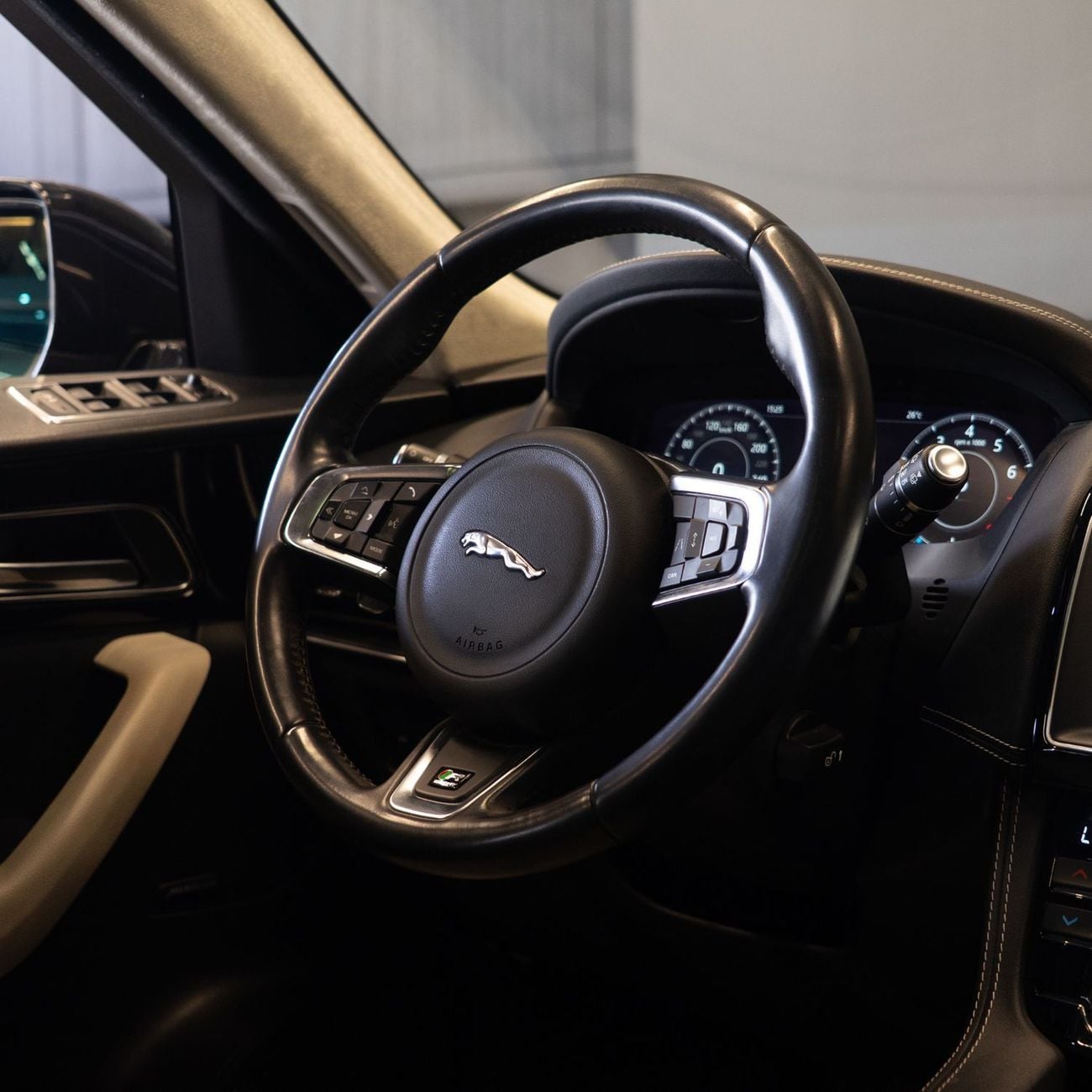 جاكوار F بيس R-Sport 2.0L AED 1,628  pm  • 0% Downpayment • Jaguar F-Pace R-Sport • 1 Year Warranty