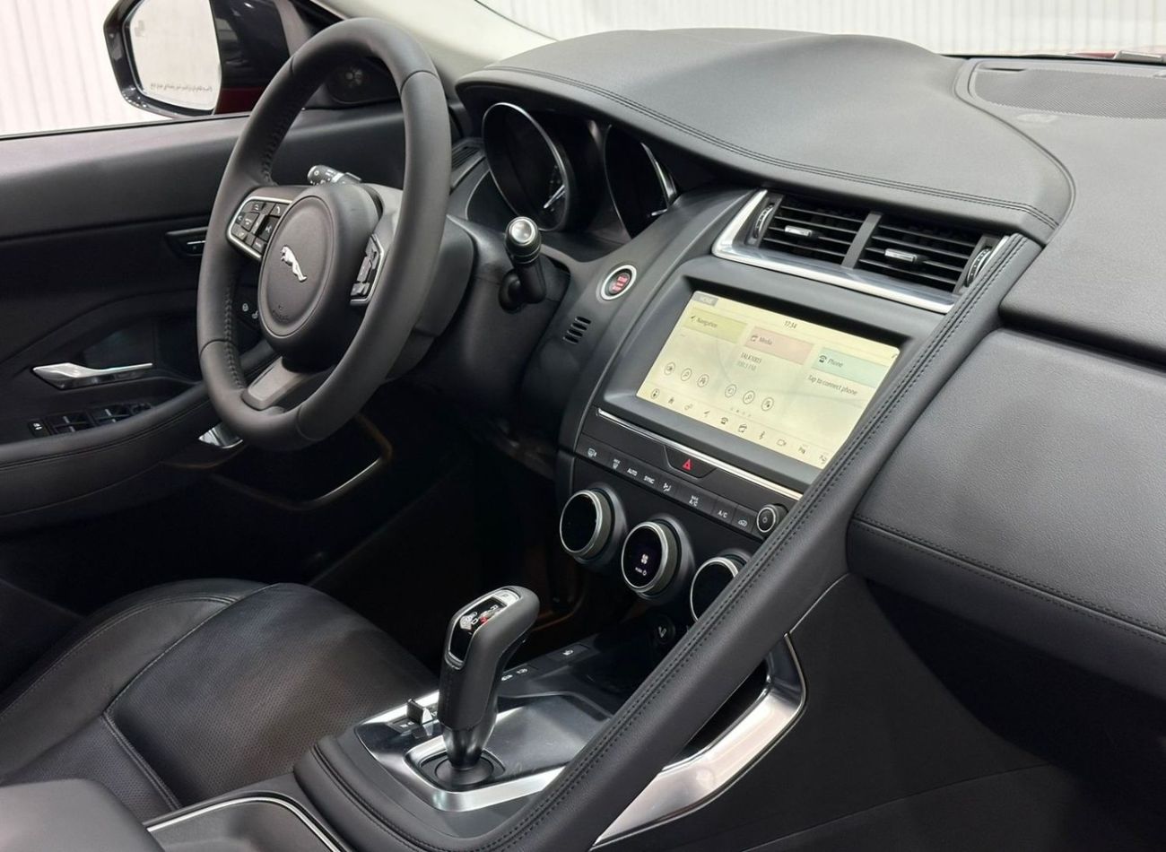 جاكوار E Pace SE P200 2.0L 2019 Jaguar E-Pace P200 SE AWD, Warranty, Full Jaguar Service History, GCC