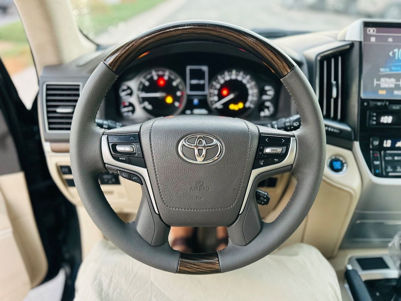 Toyota Land Cruiser VXR 5.7L 4WD