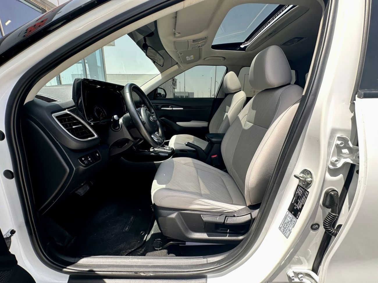 Kia Seltos 760-Monthly l GCC l Sunroof, Full Option l Accident Free