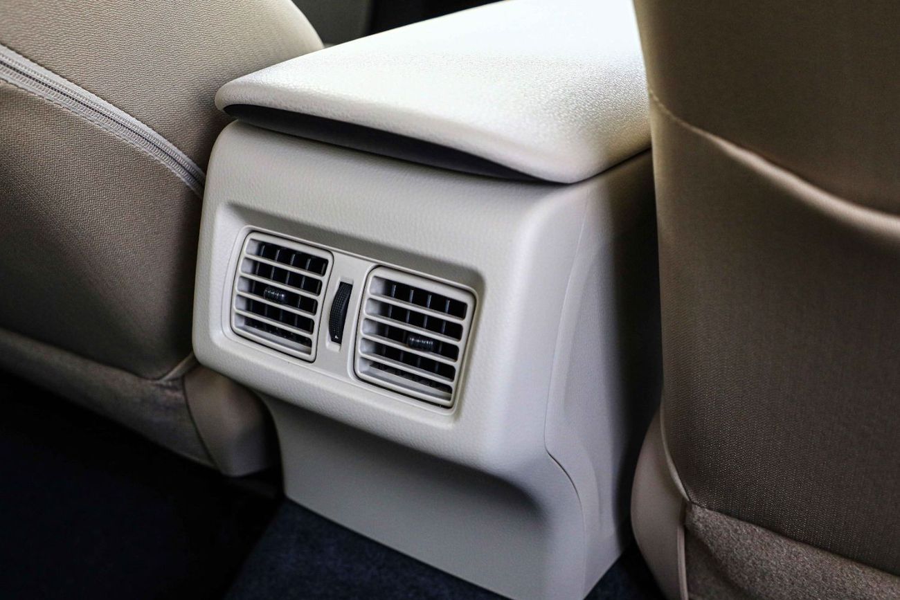 تويوتا كامري تويوتا كامري 2023 2.5 LE - أبيض بلاتيني لؤلؤي من الداخل بيج