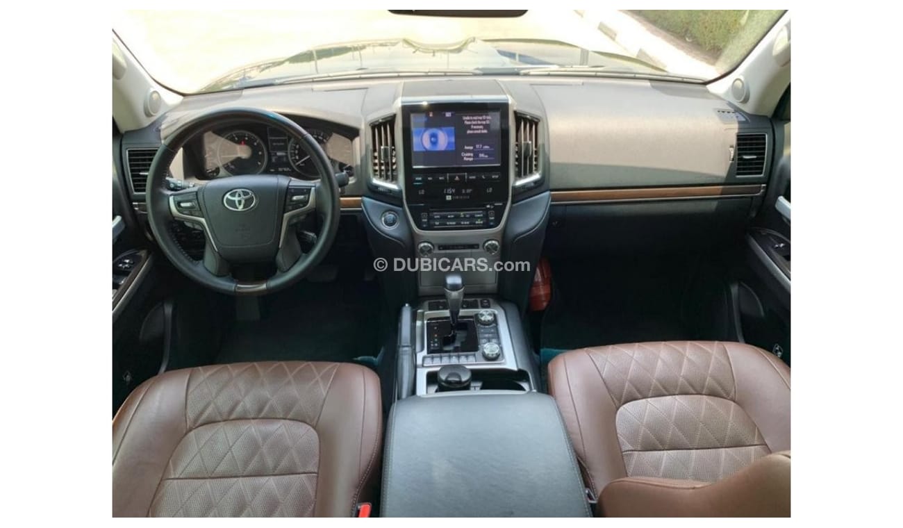 Toyota Land Cruiser VXR 5.7 L "Black Edition" 2018 / GCC Spec