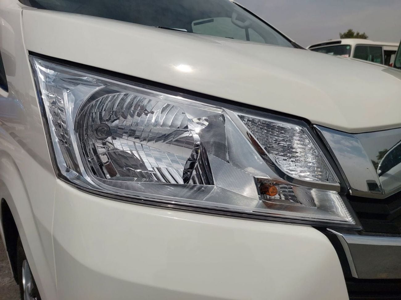 Toyota Hiace TOYOTA HIACE COMMUTER VAN RHD 2020 MODEL 2.8 L DIESEL AUTOMATIC(PM16665)