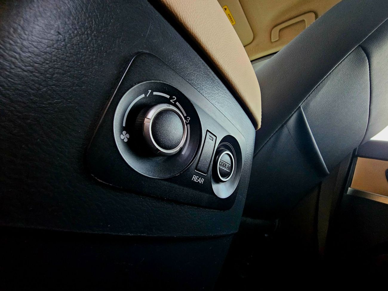 ميتسوبيشي باجيرو GLX / SUNROOF/ LEATHER / ORIGINAL PAINT/ LOW MILEAGE / SINGLE OWNER